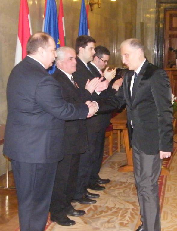 Kiss Péter miniszter átadja a díjat Aprics László szinkronrendezőnek